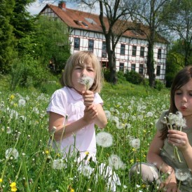 Kinder-vor-der-Mühle_Gerhard Müsch